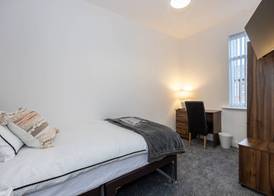 Charming 4-bed Guest House in Salford 5