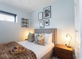 Elliot Oliver - Stylish 2 Bedroom Apartment With Parking In The Docks 4