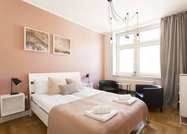 Faust and Mona Lisa Apartments 4
