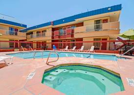 Ramada by Wyndham El Paso 4