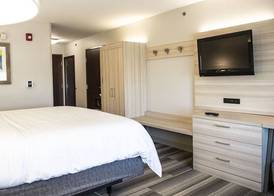 Holiday Inn Express & Suites SEDALIA by IHG 4
