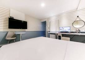Hotel Box 4