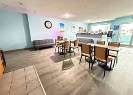 Days Inn by Wyndham Seymour 2