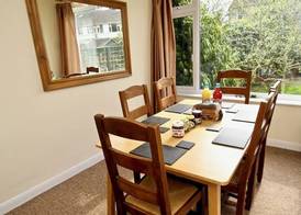 Henry's Guesthouse 2