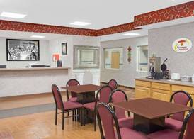 Super 8 by Wyndham Three Rivers 2