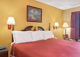 Travelodge by Wyndham Forest Park Atlanta South 5