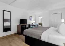 Quality Inn & Suites at Tropicana Field 5