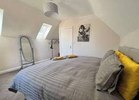 2-bed House - Sleeps 6 - Garden, Parking, Wifi 2