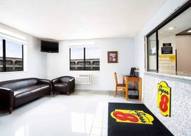 Super 8 by Wyndham Chester/Richmond Area 2