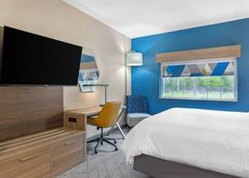 Holiday Inn Express & Suites CHARLOTTE by IHG 3