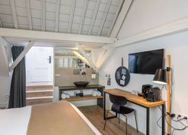 Eye Hotel 4