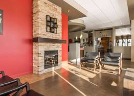 Econo Lodge Inn & Suites 4