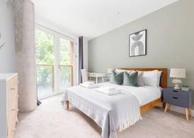 Luminous 2 Bed Balcony Flat in Islington 2