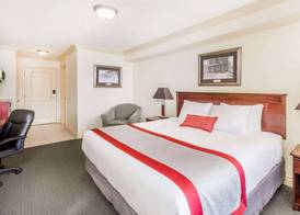 Ramada by Wyndham Hinton 5
