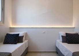 Phaedrus Living: Seaside Executive Flat Harbour 203 2