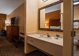 Best Western Plus Midwest Inn & Suites 4