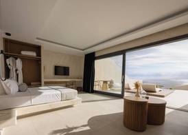 Pnoe Luxury Suites 4