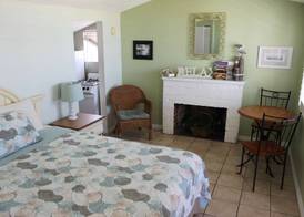 Shoreline Suites & Cabana Cottages – Beachfront 4