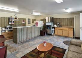 Econo Lodge 3