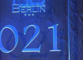 FREE PARKING, FREE BREAKFAST, only 15 minutes to City Center 3