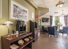 Quality Hotel & Suites 4