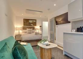 QE2 Loft Apartments 3