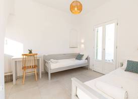 Akrotiri Hotel 3