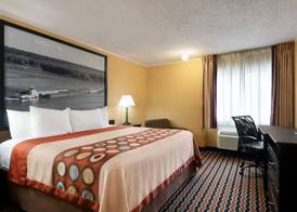 Super 8 by Wyndham Des Moines 3