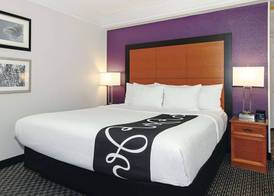 La Quinta Inn & Suites by Wyndham Ontario Airport 5