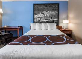 Super 8 by Wyndham Dubuque 4