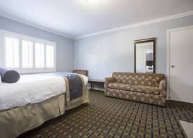 Hollywood Palms Inn and Suites 5