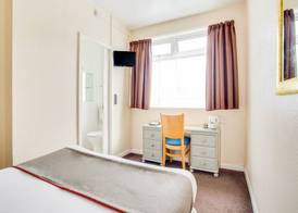 OYO Godolphin Arms Hotel 5