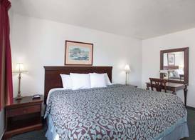 Days Inn by Wyndham Orange Anaheim 5