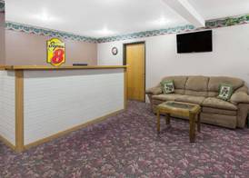 Super 8 by Wyndham Austin MN 2