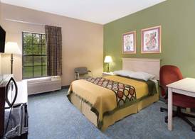 Super 8 by Wyndham Freeport 4