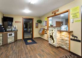 Super 8 by Wyndham Dubois 2