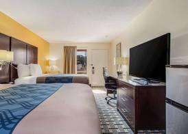 Econo Lodge Coliseum 3