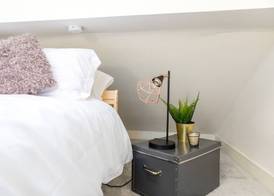 Hollywood House - Sleeps 10 Guests 4