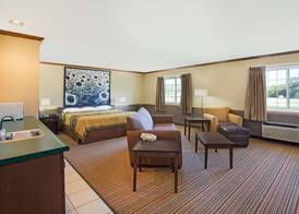 Super 8 by Wyndham New Hampton 5