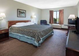 Days Inn by Wyndham Pontoon Beach 5