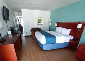 Travelodge by Wyndham Petersburg 4