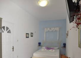 Manos Syros 3