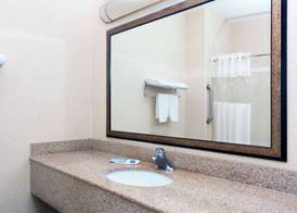 Howard Johnson by Wyndham Bakersfield 3
