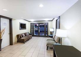 Howard Johnson by Wyndham San Diego Hotel Circle 2