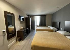 Royal Hotel Bronx 4