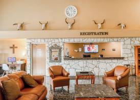 Days Inn & Suites by Wyndham Beeville 5