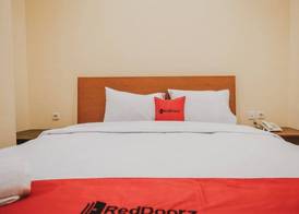 RedDoorz Plus near Plaza Blok M 3