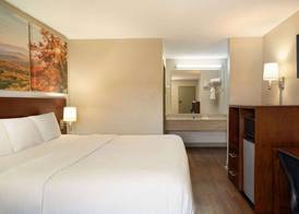 Days Inn by Wyndham Dillon 4
