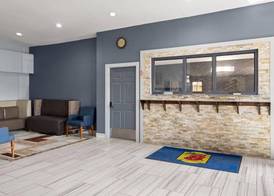 Super 8 by Wyndham Fort Wayne 2