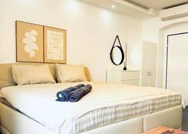 Spacious 7BR Apartment Prime Location 4